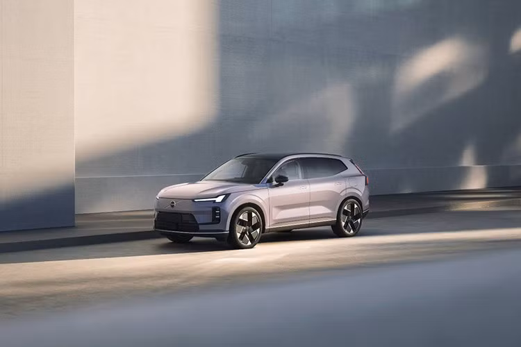 Mức giá Volvo XC70 PHEV phiên bản dẫn động cầu trước có giá từ 299.900 NDT khoảng 41.920 USD quy đổi 1,09 tỷ đồng. Phiên bản dẫn động bốn bánh toàn thời gian AWD có giá từ 329.900 NDT khoảng 46.120 USD quy đổi 1,2 tỷ đồng.