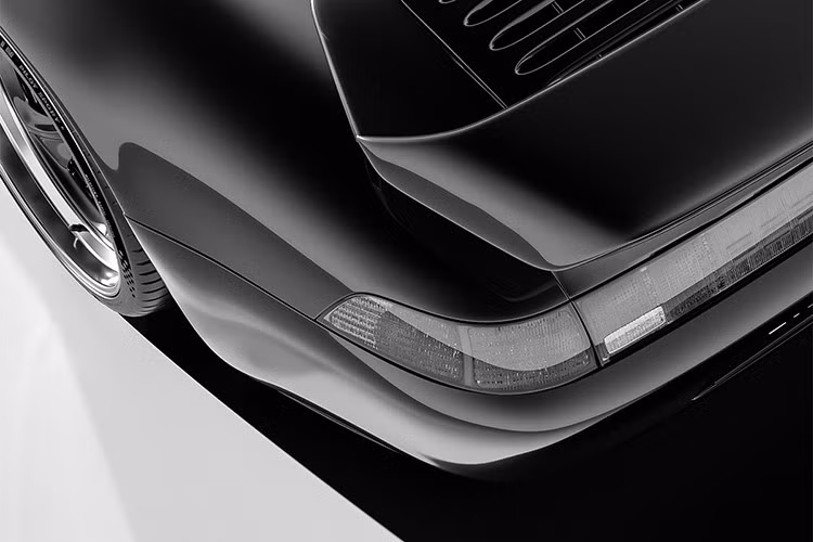 Những thay đổi ngoại thất đáng chú ý gồm: hệ thống đèn LED mới, logo Everrati và không còn ống xả. 911 (993) Founders Edition sử dụng mâm hợp kim rèn 18 inch lấy cảm hứng từ mẫu HRE turbo twists cổ điển. Chủ nhân có thể tuỳ chọn màu sắc hoặc thiết kế.