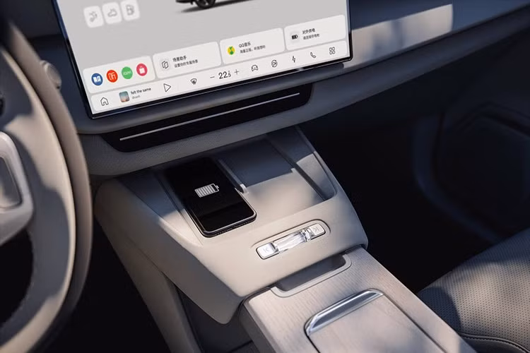 Ngoài ra còn có sạc điện thoại không dây 50 watt và 23 loa âm thanh cao cấp, điều hòa tự động 3 vùng với màn hình phía sau, ghế sau có sưởi, đèn nội thất...