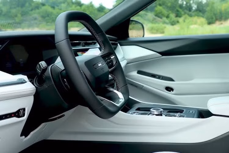 Mô-tơ thứ nhất đóng vai trò như máy phát khởi động máy cho động cơ xăng, thay thế bộ đề truyền thống và có thể truyền động. Mô-tơ thứ hai nhận điện từ mô-tơ thứ nhất hoặc pin để dẫn động, đồng thời sạc lại pin nhờ phanh tái sinh và cung cấp khả năng lùi bằng điện. Pin điện áp cao còn cấp năng lượng cho máy nén điều hòa, giúp giảm sự phụ thuộc vào động cơ xăng khi chạy trong thành phố.