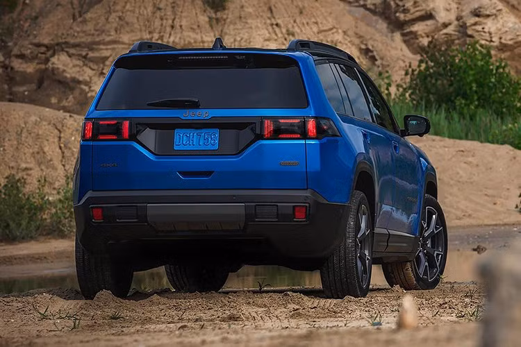 Bước sang thế hệ mới, Jeep Cherokee sở hữu thiết kế mới hướng tới sự cân bằng giữa vẻ ngoài mạnh mẽ và cảm giác cao cấp hơn, đưa xe bước vào phân khúc SUV cỡ D đầy cạnh tranh. Mẫu SUV này được trang bị phần đầu xe “siêu thẳng đứng” với lưới tản nhiệt thanh mảnh và cụm đèn pha hình chữ nhật gợi liên tưởng đến Jeep Cherokee XJ.