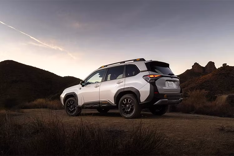 Xe sử dụng mâm 17 inch sơn đen mờ đi kèm lốp đa địa hình, cải thiện các thông số vượt chướng ngại vật như góc tiếp cận 23,5 độ, góc thoát 25,5 độ và góc vượt đỉnh 21 độ.