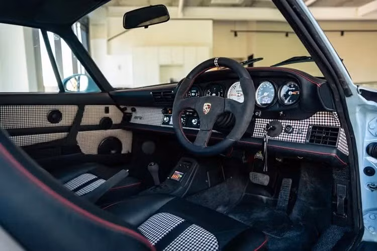 Nội thất 911 (993) kết hợp giữa di sản và tiện nghi hiện đại. Chất liệu chính là Alcantara và da Bridge of Weir. Bảng đồng hồ trung tâm giữ nguyên bố cục 5 đồng hồ quen thuộc của nguyên bản và có cập nhật hệ thống điện.