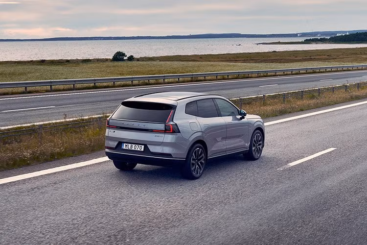 Ngoại thất XC70 mang phong cách đặc trưng Scandinavia, lưới tản nhiệt khép kín tích hợp đóng mở chủ động nhằm tối ưu khí động học và giải nhiệt, đèn pha Thor’s Hammer và đèn hậu chữ C kiểu Viking Axe.