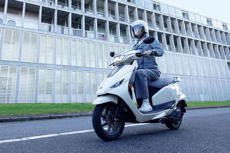 Khi các mẫu xe máy điện mới ra mắt như "vũ bão", Suzuki cũng không nằm ngoài xu hướng này khi mới đây đã trình làng e-Access. Đây là mẫu xe máy điện hướng tới đáp ứng nhu cầu di chuyển của dân thành thị, và được xây dựng dựa trên mẫu tay ga xăng ăn khách của hãng, chiếc Access 125.