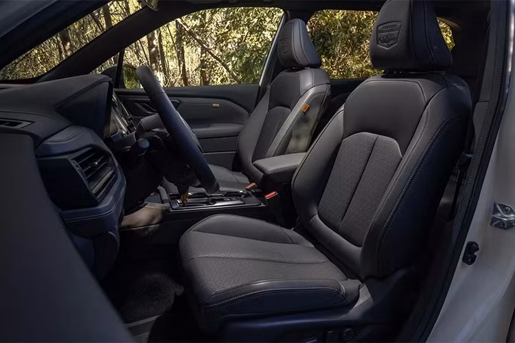 Dựa trên nền tảng bản Forester Premium, phiên bản Wilderness vẫn được giữ lại các trang bị như ghế lái chỉnh điện 10 hướng, ghế trước có sưởi, sạc điện thoại không dây, màn hình giải trí trung tâm 11,6 inch, dàn âm thanh 6 loa và cửa sổ trời.