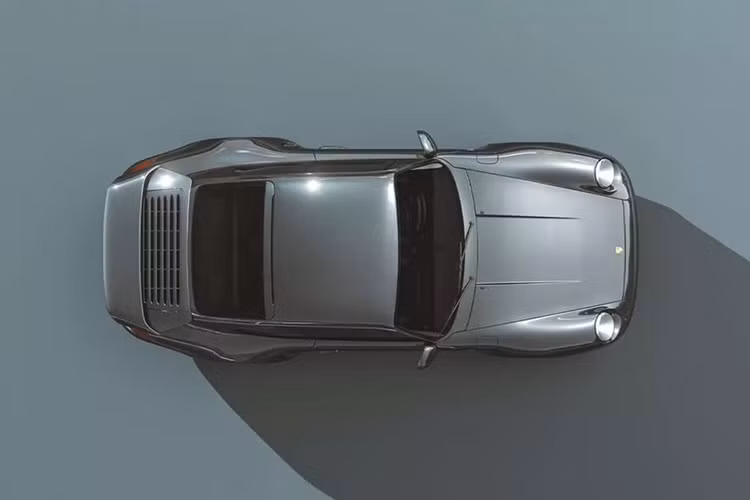 Không chỉ hệ truyền động hoàn toàn bằng điện, 911 993 Founders Edition còn cung cấp nhiều tùy chọn cá nhân hóa và cải tiến hiện đại. Quá trình chế tạo 911 (993) Founders Edition bắt đầu bằng việc phục hồi hoàn toàn về nguyên bản do các chuyên gia Porsche thực hiện.