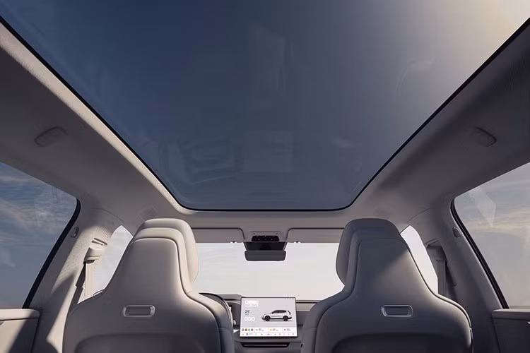 Theo Volvo, với bộ pin 100% và bình xăng đầy, XC70 có thể di chuyển quãng đường hơn 1.200 km (745 dặm). Khả năng chạy thuần điện của XC70 vượt xa con số 200 km (124 dặm) trong chu kỳ thử nghiệm CLTC.