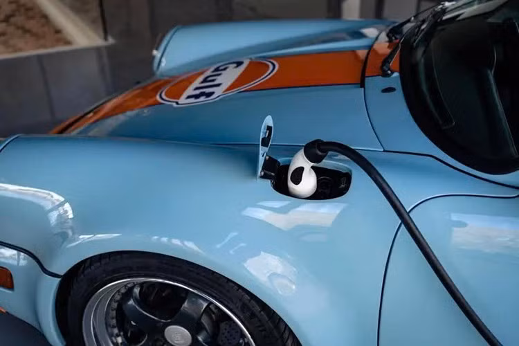 Hệ thống hỗ trợ sạc nhanh 100 kW, cho phép pin sạc từ 20-80% trong khoảng 25 phút.Everrati cũng nhấn mạnh quá trình chuyển đổi nhằm giữ trọng lượng để bảo đảm độ cân bằng gần sát với xe nguyên bản, bảo toàn đặc tính khi lái của 993.