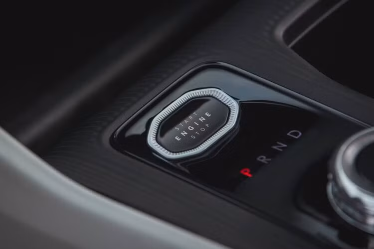 Ngoài ra, Jeep Cherokee 2026 còn có nhiều tính năng an toàn chủ động và trợ lái như phanh khẩn cấp tự động (AEB) có thể nhận diện người đi bộ/xe đạp, hỗ trợ tránh va chạm tại giao lộ, cảnh báo điểm mù, cảnh báo phương tiện cắt ngang phía sau, cảnh báo buồn ngủ cho tài xế, hỗ trợ lái cấp độ 2 với kiểm soát hành trình thích ứng, hỗ trợ đỗ xe sau tích hợp phanh tự động khẩn cấp khi lùi,...