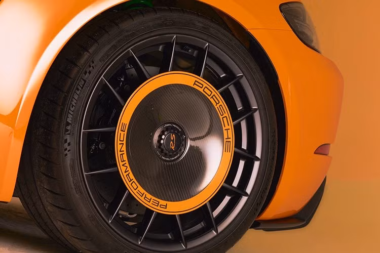 Các nâng cấp của Manthey mang đến các chi tiết khí động học bằng sợi carbon bổ sung, cánh gió sau được thiết kế lại với nắp cáng, và những cải tiến giúp rút ngắn thời gian hoàn thành một vòng đua Nürburgring của GT4 RS hơn sáu giây, xuống còn 7:03.121.