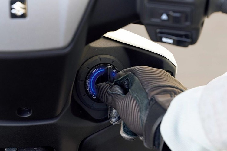 Xe máy điện Suzuki e-Access 2025 được trang bị cụm đèn pha LED đặt ngay trên mặt nạ tay lái, cùng phần yếm trước được thiết kế gọn gàng và tinh tế.