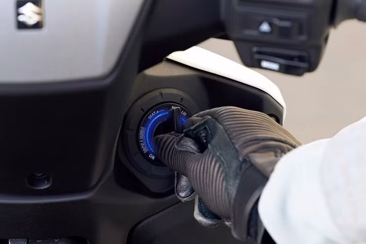 Xe máy điện Suzuki e-Access 2025 được trang bị cụm đèn pha LED đặt ngay trên mặt nạ tay lái, cùng phần yếm trước được thiết kế gọn gàng và tinh tế.