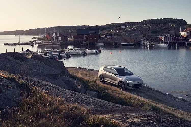 Chiều dài tổng thể của mẫu xe SUV Volvo XC70 là 4.815 mm và chiều dài cơ sở 2.895 mm. Không gian hành lý của XC70 là 408 lít, có thể mở rộng lên đến 1.456 lít khi gập phẳng ghế xuống sàn.