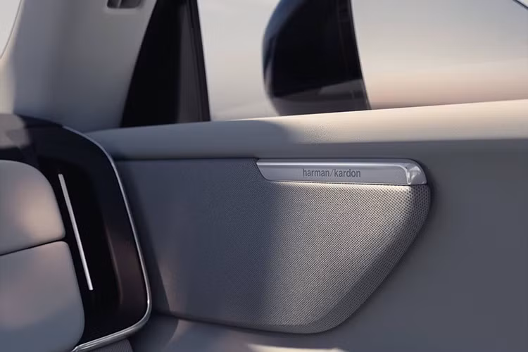 Sạc nhanh cho mẫu xe này từ 0- 80%, khoảng 23 phút, mọi chiếc XC70 đều được trang bị công nghệ sạc hai chiều (V2L), cho phép dùng pin cấp điện cho thiết bị ngoài.