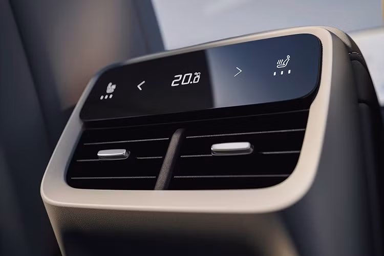 Gói trang trí gỗ phong cách Scandinavia và bảng điều khiển trung tâm nổi với khu vực giữ cốc có thể cất gọn. XC70 hấp dẫn với công nghệ sạc nhanh và động cơ I4 tăng áp 1.5 lít, công suất 120 kW (161 mã lực), tốc độ tối đa 180 km/h.