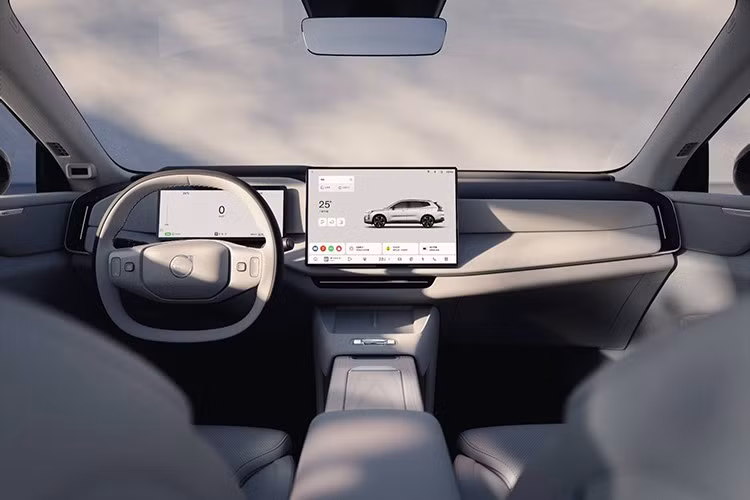 Nội thất XC70 có điểm nhấn là màn hình trung tâm kích thước 15,4 inch tích hợp định vị vệ tinh, HUD khổng lồ kích thước 92 inch (tuỳ chọn) và hệ thống điều khiển giọng nói AI.