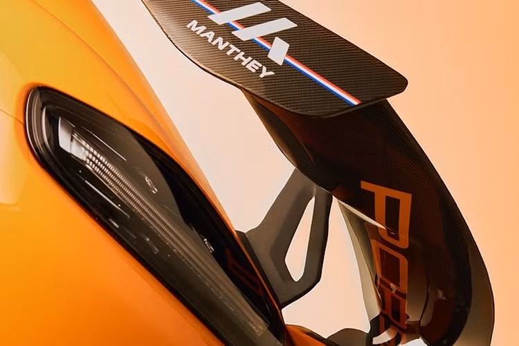 Bộ vành magie rèn 20 inch, hoàn thiện màu đen satin và kết hợp với đĩa khí động học carbon ở phía sau, càng làm nổi bật phong cách thể thao tốc độ.