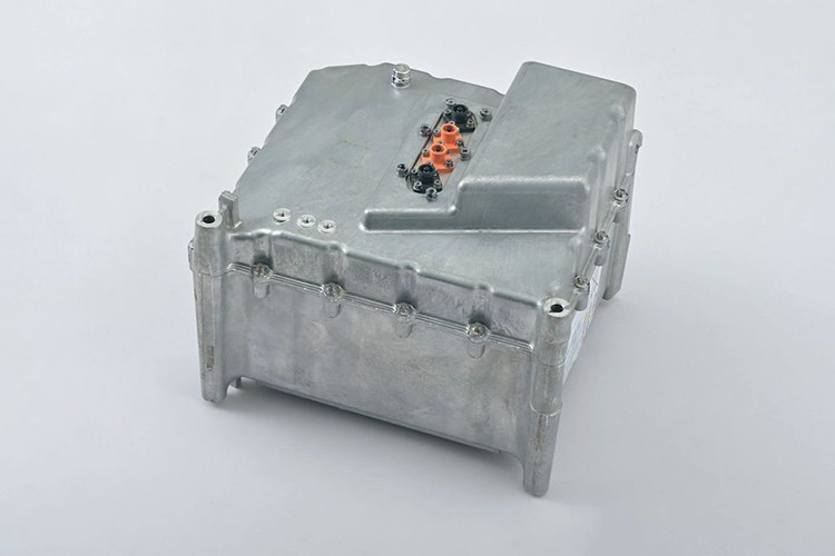 Thân xe thanh thoát với các mảng ốp bên sắc sảo, yên xe dài và rộng, phù hợp cho hai người ngồi thoải mái, cùng cụm đèn hậu thiết kế thời trang. Ngoài ra, xe còn sở hữu mâm đúc thể thao, sàn để chân phẳng dễ sử dụng, và cốp xe khá rộng nằm dưới yên, mang lại tính thực dụng cao.