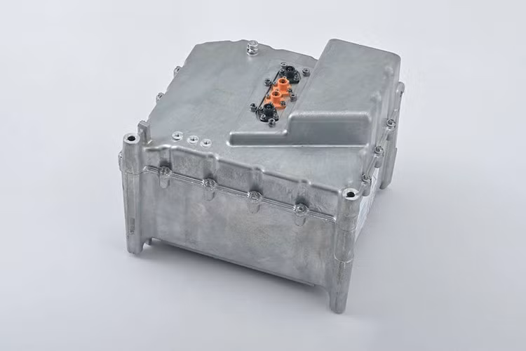 Thân xe thanh thoát với các mảng ốp bên sắc sảo, yên xe dài và rộng, phù hợp cho hai người ngồi thoải mái, cùng cụm đèn hậu thiết kế thời trang. Ngoài ra, xe còn sở hữu mâm đúc thể thao, sàn để chân phẳng dễ sử dụng, và cốp xe khá rộng nằm dưới yên, mang lại tính thực dụng cao.