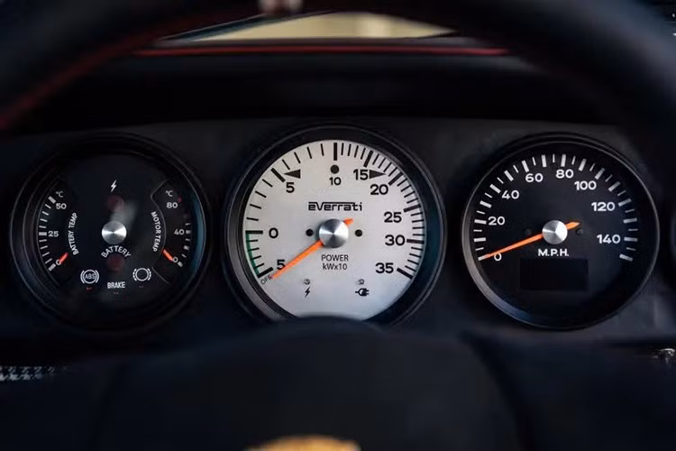 Năng lượng được cung cấp bởi bộ pin 63 kWh với hệ thống quản lý và kiểm soát nhiệt độ tiên tiến. Khi đầy pin, xe có tầm hoạt động lên đến 320 km (200 dặm), dù việc lái xe ở dải tốc độ cao có thể làm giảm con số này.