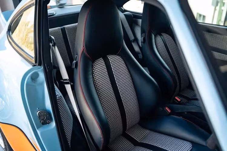 Bảng điều khiển trung tâm có tích hợp định vị và khả năng kết nối Bluetooth cùng hệ thống âm thanh cao cấp. Đối với nhóm khách hàng yêu thích thể thao, có thể lựa chọn ghế Recaro Sportster CS thay cho loại tiêu chuẩn, đồng thời cũng có tuỳ chọn bỏ ghế sau.