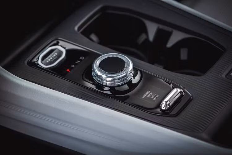 Động cơ này kết hợp với hai mô-tơ điện lấy năng lượng từ pin lithium-ion làm mát bằng chất lỏng với dung lượng 1,03 kWh. Tổng công suất đạt 210 mã lực và 312 Nm, truyền xuống cả bốn bánh thông qua hộp số e-CVT. Cả hai mô-tơ điện đều được tích hợp trong hộp số của Cherokee.