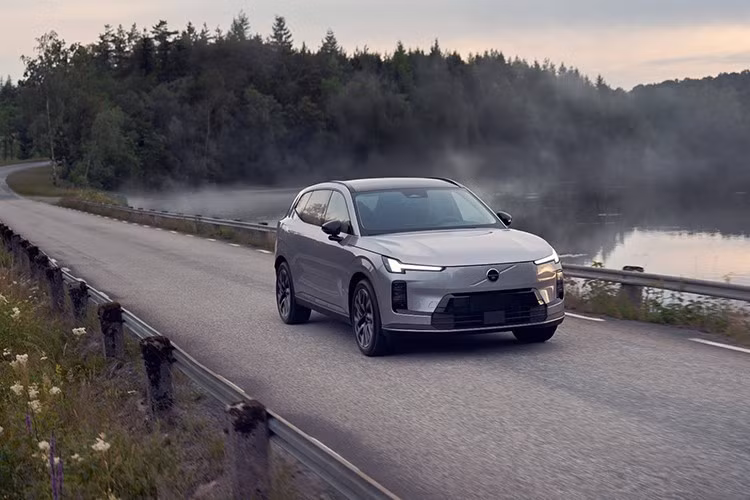 Volvo Cars vừa công bố SUV plug-in hybrid (PHEV) XC70 hoàn toàn mới, có phạm vi vận hành thuần điện dài nhất từ trước đến nay của hãng, đạt hơn 200 km theo chu kỳ thử nghiệm CLTC. Trước mắt, XC70 dành cho thị trường Trung Quốc, sau đó mở rộng sang châu Âu.