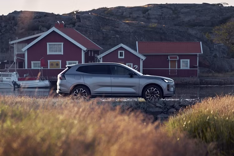 Volvo XC70 PHEV được phát triển dựa trên Nền bảng CMA (Compact Modular Architecture) với 7 màu sơn. Volvo XC70 được xem như điểm trung gian cho khách hàng muốn trải nghiệm xe điện nhưng mong muốn giữ nguyên tính linh hoạt từ động cơ đốt trong.