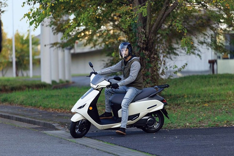 Không chỉ dừng lại ở sạc tiêu chuẩn, Suzuki cũng dự kiến sẽ phát triển hệ thống trạm sạc nhanh nhằm đem tới nhiều thuận lợi cho người sử dụng xe điện của hãng.