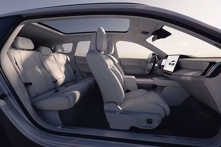 Volvo XC70 trang bị gói an toàn chủ động Safe Space Technology, gồm: camera, cảm biến và các tính năng hỗ trợ lái như chuyển làn tự động, cảnh báo va chạm và hỗ trợ đỗ xe...