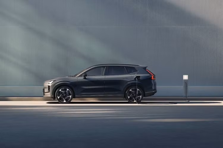 Volvo XC70 chỉ dành cho thị trường Trung Quốc, được phát triển dựa trên nền bảng CMA (Compact Modular Architecture) với 7 màu sơn.