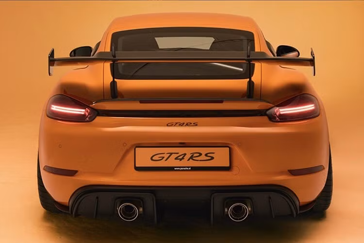 Lớp sơn màu cam Pastel Orange được phủ gần như toàn bộ ngoại thất xe Porsche 718 Cayman GT4 RS The Tulip, ngoại trừ các hốc hút gió trên nắp capo, cánh gió bằng sợi carbon, các đĩa khí động học phía sau, và dòng chữ Porsche trên cánh gió sau được sơn màu đen hay họa tiết trắng.