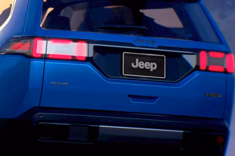 Ở phía sau, Jeep Cherokee 2026 có cửa cốp được tạo hình cầu kỳ, khéo léo, gợi nhắc đến XJ qua những đường cắt quen thuộc. Tuy nhiên, chi tiết này dễ bị bỏ qua bởi ánh nhìn thường bị thu hút vào hốc biển số màu đen nổi bật và cụm đèn hậu lấy cảm hứng từ can dầu.