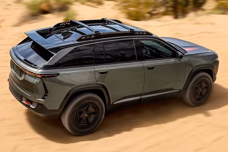 Hệ thống treo của Jeep Cherokee 2026 là loại MacPherson phía trước và liên kết đa điểm phía sau. Phanh đĩa thông gió phía trước và đĩa đặc phía sau đều đi kèm cùm phanh nổi. Về khả năng vượt địa hình, mẫu SUV này không gây thất vọng nhờ góc tiếp cận 19,6 độ, góc vượt đỉnh dốc 18,8 độ và góc thoát 29,4 độ.