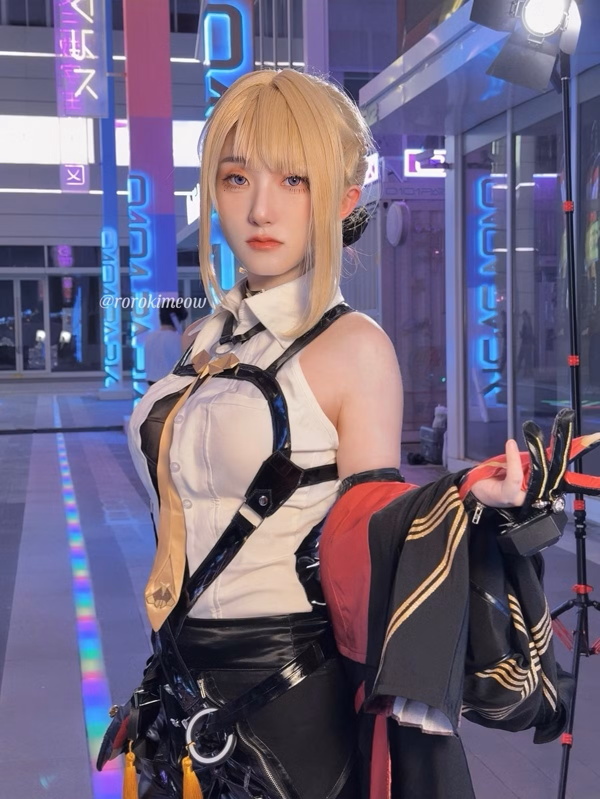 Roroki không còn là cái tên quá xa lạ trong cộng đồng cosplay quốc tế. Sở hữu vẻ đẹp dễ mến, cô nàng luôn là tâm điểm chú ý mỗi khi xuất hiện và hiện tại đã sở hữu một bộ sưu tập các sản phẩm cosplay đồ sộ.