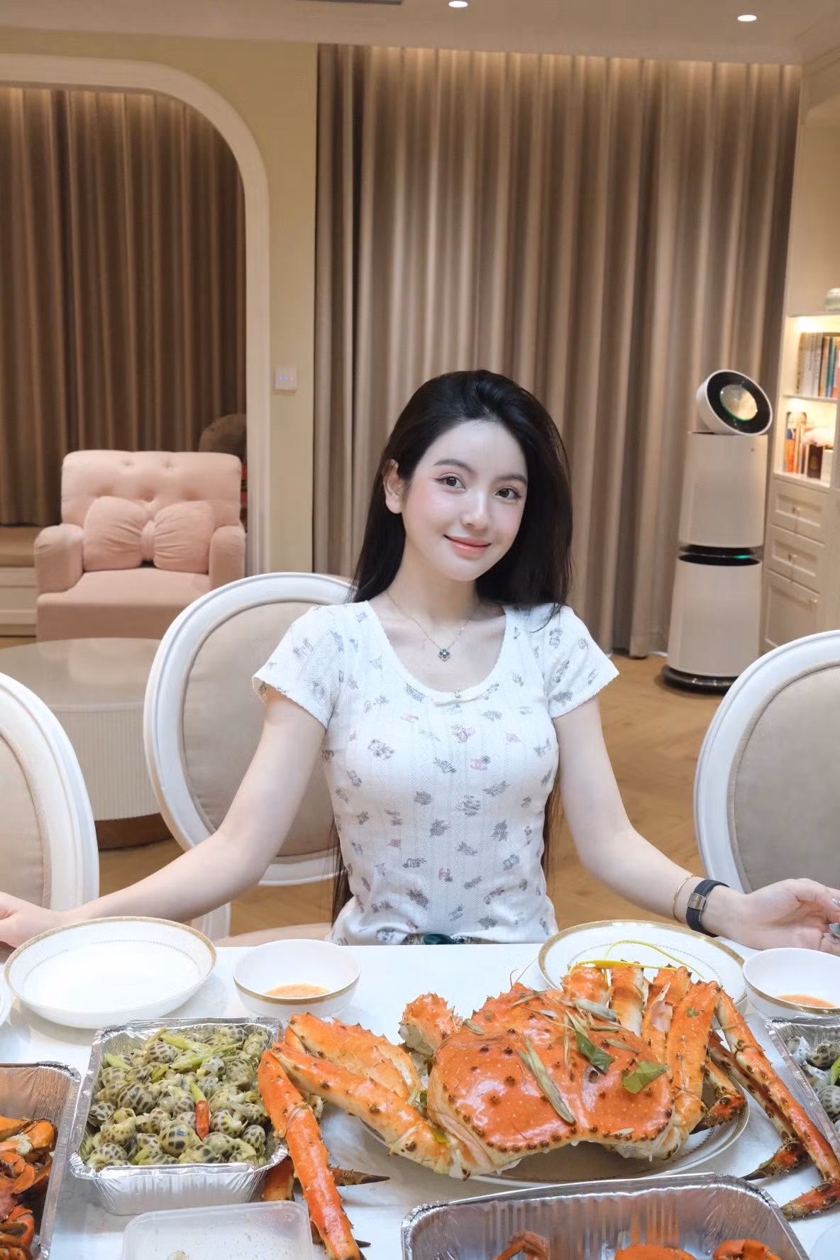 So với thời mang bầu con trai đầu lòng Lido cách đây 1 năm, rõ ràng Chu Thanh Huyền có khác biệt lớn về ngoại hình.