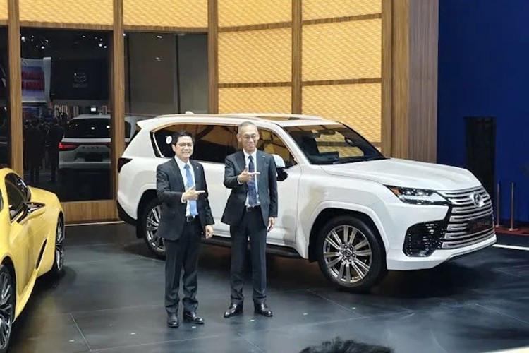 Thương hiệu xe sang Lexus tiếp tục mang đến dòng sản phẩm sang trọng nhất của mình tại thị trường Indonesia. Lần này, mẫu Lexus LX 700h 2025 mưới đã chính thức được ra mắt tại triển lãm Ô tô Quốc tế Gaikindo Indonesia (GIIAS) 2025 vào hôm 23/7/2025 vừa qua.