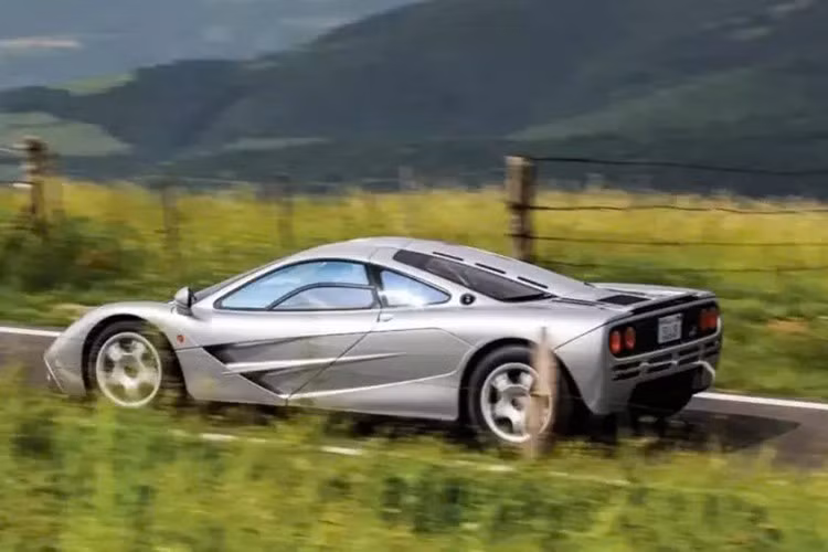 Chiếc McLaren F1 này trải qua đúng ba đời chủ, chạy chưa đến 6.500 miles, 10.460 km từ khi mới mua, số khung SA9AB5AC1V1048062, quả là một con số ấn tượng. Là một cư dân của Vùng Vịnh San Francisco từ năm 1997, chiếc F1 này ban đầu được giao cho một người tên là Larry - ông một doanh nhân người Mỹ, là CEO của tập đoàn Oracle.