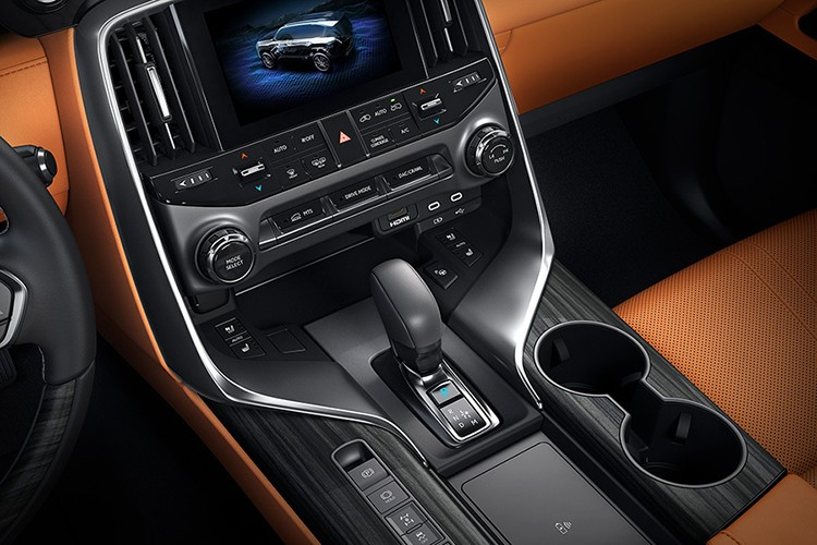 Với khối động cơ này, LX 700h có khả năng tăng tốc từ 0-100 km/h chỉ trong 6,5 giây. Ngoài ra, xe còn sử dụng hộp số tự động 10 cấp, kết hợp với hệ dẫn động 4 bánh toàn thời gian AWD, đảm bảo khả năng vận hành vượt trội trên nhiều điều kiện địa hình. Nằm bên dưới khoang hành lý là cụm pin hybrid và ắc quy 12V. Cụm pin này được đặt vào bên trong khay chống thấm nước với cảm biến mực nước, cho phép xe lội nước sâu 700 mm.