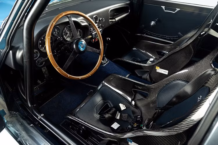 Khung gầm số DB4/GT/0239/L là một ví dụ điển hình về tay nghề thủ công và thiết kế, mang số nhận dạng xe (VIN) gốc, chứng minh danh xưng “continuation” như một mẫu xe năm 1963.