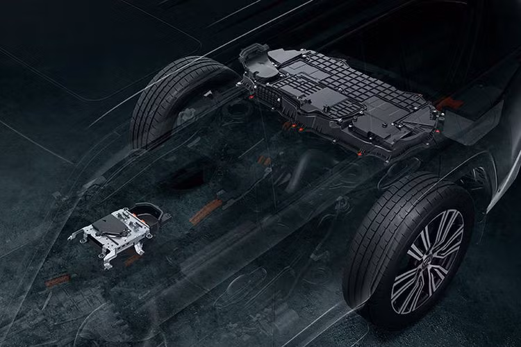 Bên cạnh đó là 6 chế độ lái địa hình được Lexus gọi là Multi-Terrain Select, gồm: Mud, Sand, Deep Snow, Rock và Dirt. Hệ thống Crawl Control giúp duy trì tốc độ thấp khi đi địa hình khó và Turn Assist cho phép giảm bán kính quay bằng cách phanh bánh sau phía trong khi vào cua.