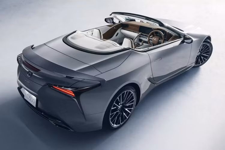 Cả hai phiên bản đặc biệt đều tiếp tục được trang bị động cơ V8 5.0 lít, công suất 471 mã lực, vẫn được truyền tới bánh sau thông qua hộp số tự động 10 cấp.