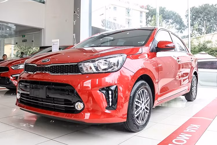 Kia Soluto giảm còn 386 triệu đồng ﻿Kia Soluto cũng là một trong những mẫu xe cỡ B đang có giá thực tế hơn 300 triệu đồng. Theo đó, bản MT giảm giá còn 376 triệu đồng, bản MT Deluxe giảm còn 397 triệu đồng, bản AT Deluxe giảm còn 422 triệu đồng.