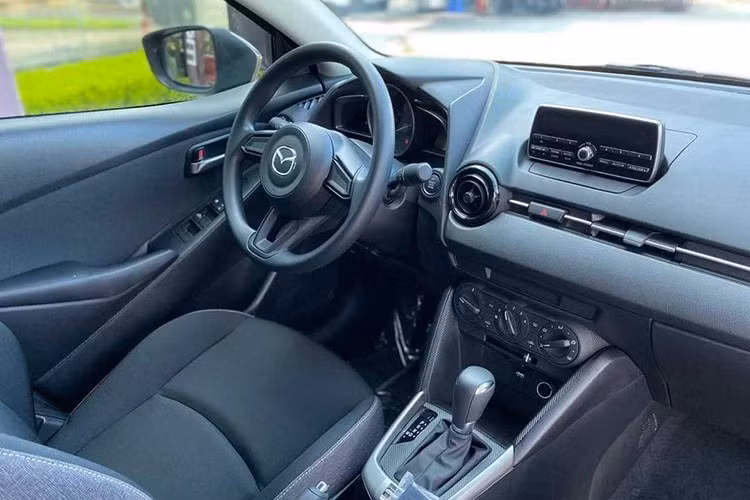 Cụ thể, phiên bản thấp nhất 1.5 AT là 403 triệu đồng (giảm 15 triệu đồng). Như vậy, việc giảm giá Mazda2 tại thị trường Việt Nam đã giúp giá khởi điểm thấp hơn các mẫu xe cỡ A, như bản giữa Hyundai i10 1.2 AT Tiêu chuẩn giá 405 triệu đồng, hoặc Toyota Wigo bản G cao cấp nhất giá 405 triệu đồng.