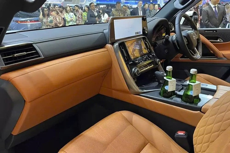 Bên trong xe, Lexus LX 700h được trang bị nội thất 7 chỗ và 4 chỗ, tùy phiên bản. Trong đó, bản VIP 4 chỗ được trang bị hàng ghế thứ hai có thể ngả tới 41 độ và tích hợp chức năng massage. Ngoài ra, xe còn có màn hình giải trí phía sau và hệ thống điều hòa có thể điều chỉnh riêng ở từng ghế.