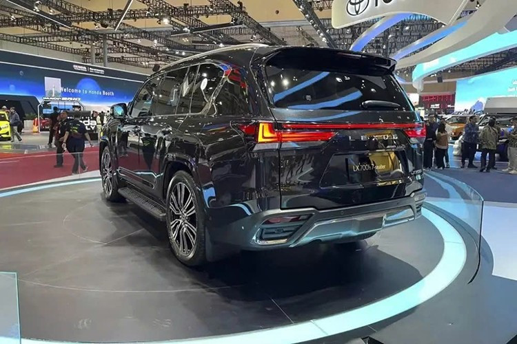 Trước đó, Lexus Indonesia từng phân phối LX 600 như mẫu SUV đầu bảng của mình. Giờ đây, mẫu xe này được thay thế bằng Lexus LX 700h mới. Tại thị trường Indonesia, mẫu SUV hạng sang được mệnh danh "chuyên cơ mặt đất" này có 2 phiên bản là 7 chỗ và VIP 4 chỗ với giá dao động từ 3,392 - 3,928 triệu Rupiah (khoảng 5,42 - 6,28 tỷ đồng).