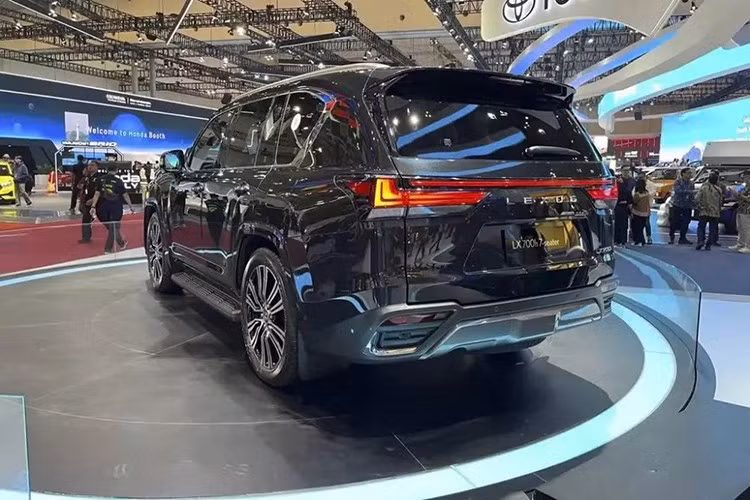 Trước đó, Lexus Indonesia từng phân phối LX 600 như mẫu SUV đầu bảng của mình. Giờ đây, mẫu xe này được thay thế bằng Lexus LX 700h mới. Tại thị trường Indonesia, mẫu SUV hạng sang được mệnh danh "chuyên cơ mặt đất" này có 2 phiên bản là 7 chỗ và VIP 4 chỗ với giá dao động từ 3,392 - 3,928 triệu Rupiah (khoảng 5,42 - 6,28 tỷ đồng).