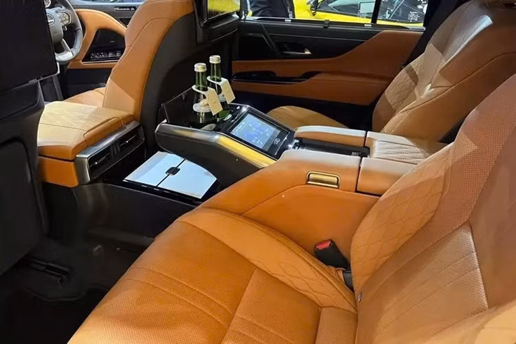 Trong khi đó, phiên bản 7 chỗ được trang bị hàng ghế thứ ba có thể gập theo tỉ lệ 50/50. Các tiện nghi khác dành cho hành khách bao gồm sạc không dây, ghế sưởi/làm mát ghế, bảng đồng hồ kỹ thuật số 12,3 inch cải tiến và màn hình cảm ứng trung tâm cỡ lớn. Ở phía dưới màn hình thông tin giải trí vẫn có những nút bấm cơ học để chỉnh các tính năng thường dùng.
