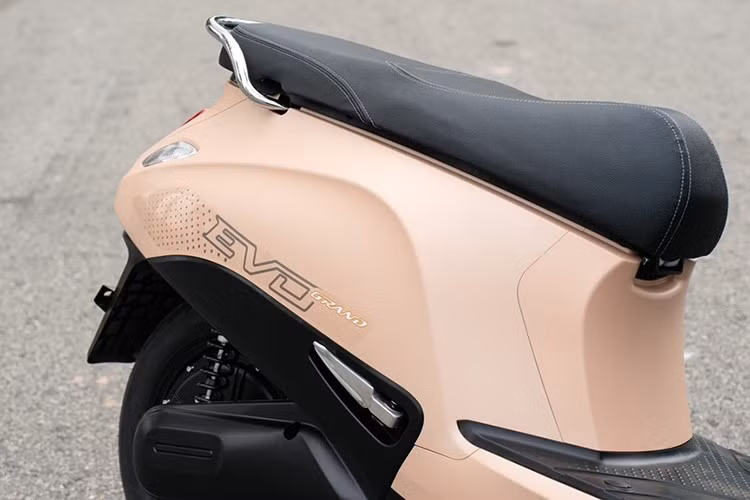 Khác biệt đáng chú ý nhất so với những "đàn anh" xe máy điện Vinfast từng ra mắt chính là khả năng lắp thêm pin phụ, cho phép mở rộng quãng đường di chuyển tối đa lên 262 km - một con số nổi bật trong phân khúc xe điện phổ thông.